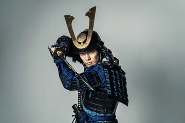 刀を振る鎧武者　サムライ　侍　武士　武将