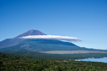 Fototapeta na wymiar 【山梨】パノラマ台から見る山中湖と富士山（秋）
