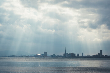 福岡の都市風景と天使の梯子