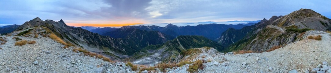 北アルプス南岳山頂より日の出前の槍ヶ岳をパノラマ撮影