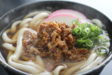 湯気の上る温かいうどん
