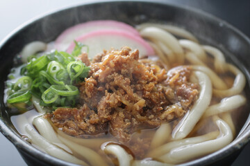 湯気の上る温かいうどん