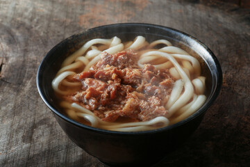 湯気の上る温かいうどん