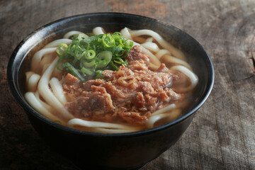 湯気の上る温かいうどん
