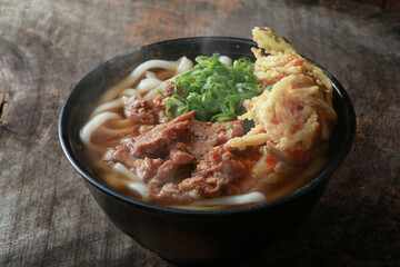 湯気の上る温かいうどん