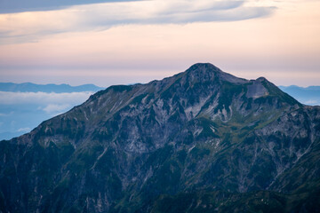 Obraz na płótnie Canvas 夕暮れ前の笠ヶ岳を南岳山頂より