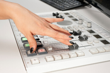Hand bedient Mischpult, Radiosender, Technik, Knöpfe