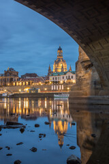 Obraz na płótnie Canvas Altstadt von Dresden spiegelt sich in der Elbe 
