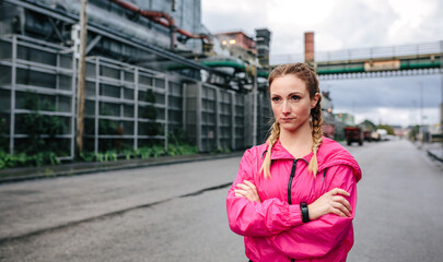 Sportswoman with boxer braids posing in front of a factory in an industrial zone © David Pereiras