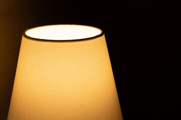 暗い部屋を照らすベッドサイドランプ