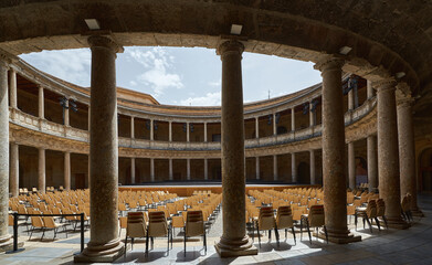 Fototapeta premium Indoor outdoor patio with empty chairs looking out onto a stage