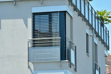 Fenstertür mit Französischem Balkon, Sturzsicherungsgeländer an einem modernen Mehrfamilienhaus