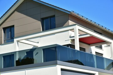 Integrierte Pergola mit Edelstahl-Attika als Sonnenschutz und Metallbalkon mit...