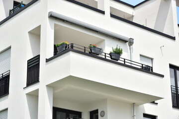 Fototapeta na wymiar Balkon mit Metallgeländer an einem Wohngebäude