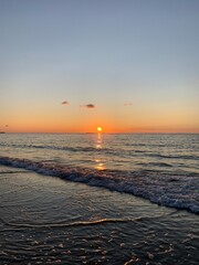 Obraz premium Fantastic orange and purple sunset at the sandy beach, paradise, evening sea background