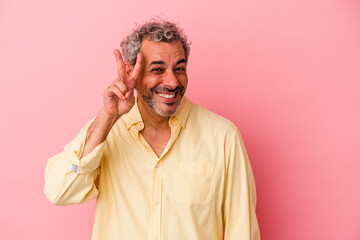 Obraz premium Middle age caucasian man isolated on pink background showing number two with fingers.