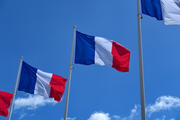 Drapeaux français sur fond de ciel bleu.