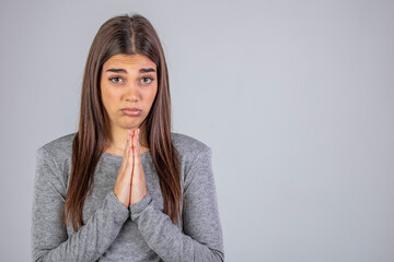 Obraz premium Beautiful african american woman wearing casual sweater begging and praying with hands together with hope expression on face very emotional and worried. begging.