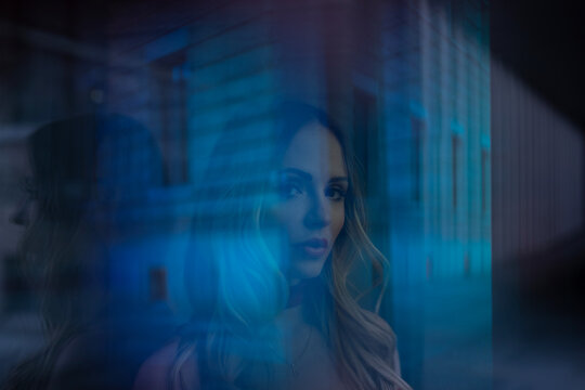 Frau in Wei&szlig; Rot Kleid mit Futuristischem Hintergrund