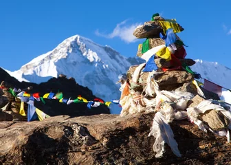 Photo sur Plexiglas Cho Oyu Mont Cho Oyu drapeaux de prières Népal Himalaya