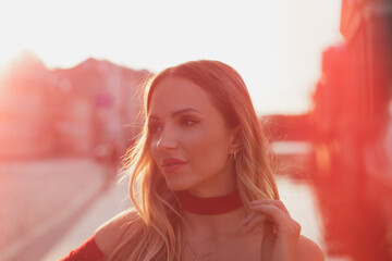 Frau in Weiß Rot Kleid mit Futuristischem Hintergrund