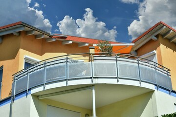 Gerundeter Metall-Balkon an einem modernen Wohngebäude