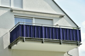 Balkon mit Metall-Geländer an einem Wohnhaus