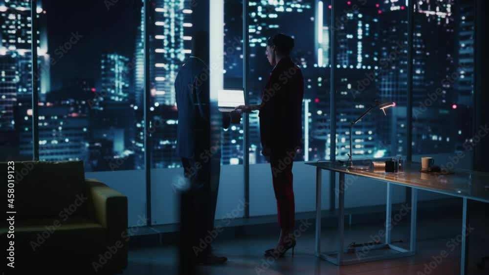Aufkleber successful corporate top ceo's talking, using laptop computer while standing in big city office at n