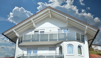 Balkon an moderner Hausfront mit Edelstahl-Glas-Geländer als Sichtschutz