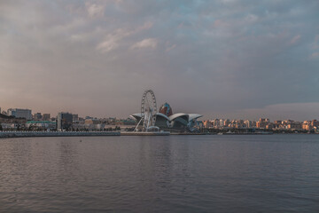 Obraz premium Embankment of Baku at sunset with modern buildings. Cloudy sunset sky in waterfront in Baku, Azerbaijan. High quality photo