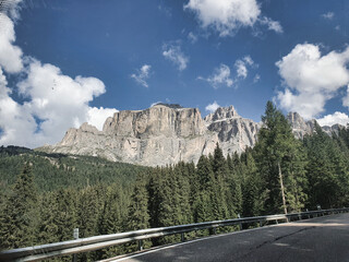 Increíbles montañas de Dolomitas