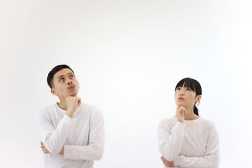 上を見ながら悩むカップル