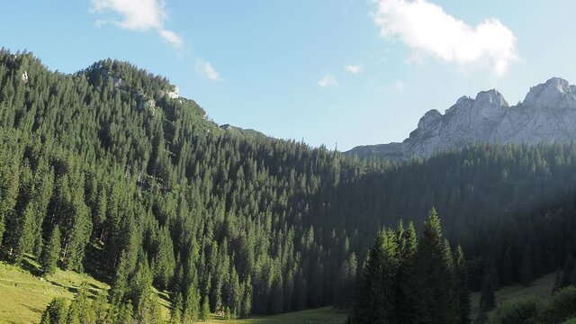 Berge von Oberbayern inTegernseegebiet und Rottach-Egern. Blankenstein und Risselgokel in einem Zirkus der Natur und wilder Vegetation