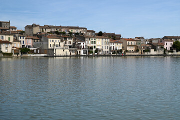 Fototapeta na wymiar Le bassin du canal du Midi à Castelnaudary