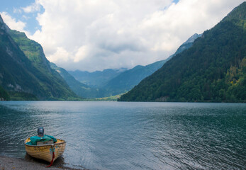 Fototapeta na wymiar Calming landscape of Lake Klöntal