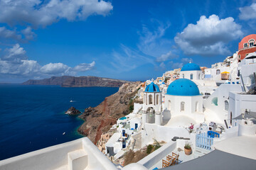 Fototapeta na wymiar Santorini island, Greece. Incredibly romantic summer landscape on Santorini. Oia village in the morning light. Amazing view with white houses. Island of lovers, vacation and travel background concept