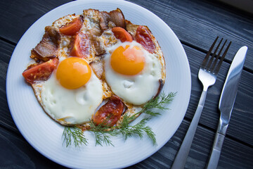 Fried eggs with vegetables