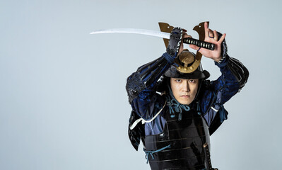 刀を振りかぶるサムライ　鎧武者　武士　武将　侍