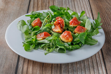 Healthy fig salad with lamb's lettuce and arugula and other vegetables.