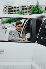 The groom gets in the limousine