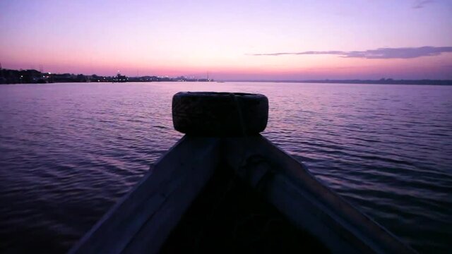 BARCO NAVEGANDO NO RIO AMAZ&Ocirc;NAS  AO FIM DE TARDE