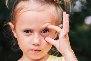 The caucasian child of 6 years is a beautiful girl with wide eyes
