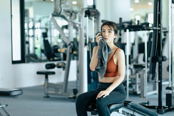 Fototapeta na wymiar sport woman resting after workout and wipe the sweat by towel. sport and workout concept.