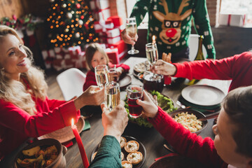 Photo portrait of family celebrating christmas together drinking champagne at festive table