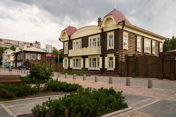 A residential house with a gate and an outbuilding at 11 Gorky Street, in the Historical Pedestrian Zone, built in 1910 for the family of the doctor Glanz.