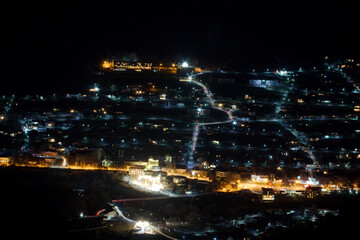 Widok z góry na miasteczko nocą.