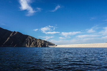 Fototapeta na wymiar water with dam in the background