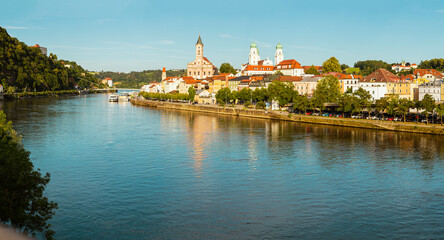 06.07.2021, GER, Bayern, Passau: Panorama der Stadt Passau mit Blick über den Fluss Donau in die Altstadt mit dem Stephansdom, der Stadtpfarrkirche St. Paul, dem alten Rathaus.