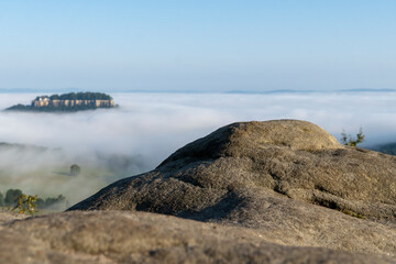 Blick vom Pfaffenstein auf die Nebel umhüllte Festung Königstein