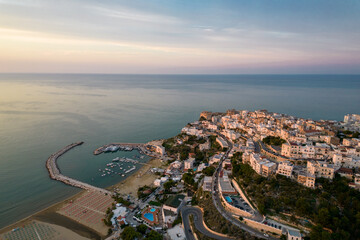 Vista aerea della citt&agrave; di Peschici sul mare adriatico, parco nazionale del gargano, italia